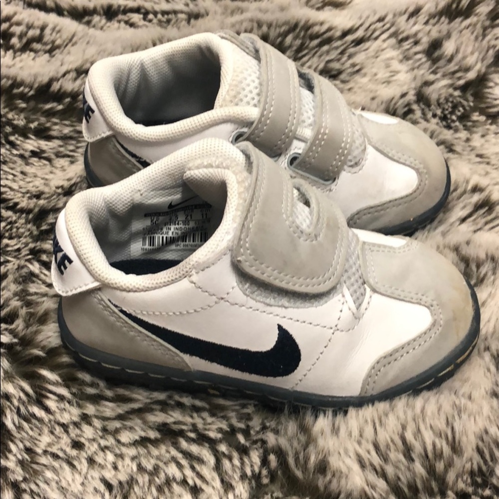 Toddler Nike Velcro shoes sz 5